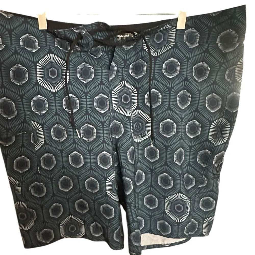 NWOT! Volcom Men's Blue Geometric Pattern Shorts